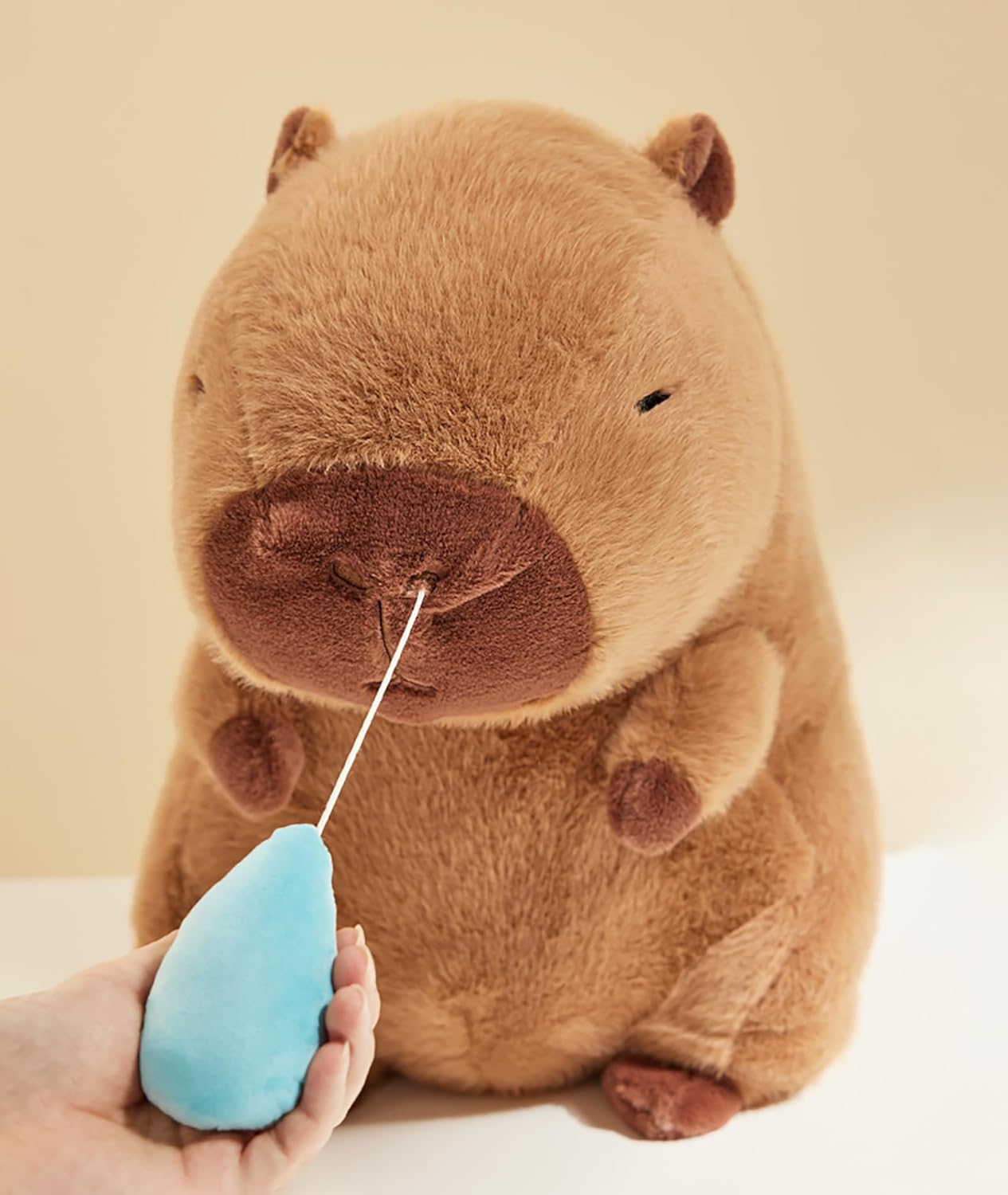 Peluche Capibara Sonriente con Babero - shop_name peluche capibara popmart labubu diadelniño paraguay comprar en shop_name Peluche Capibara Sonriente con Babero, la mejor calidad en - Mi tienda Peluche Capibara Sonriente con Babero en